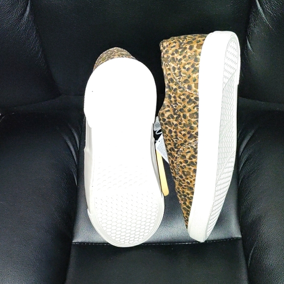 Old Navy lace up sneakers - Picture 3 of 3